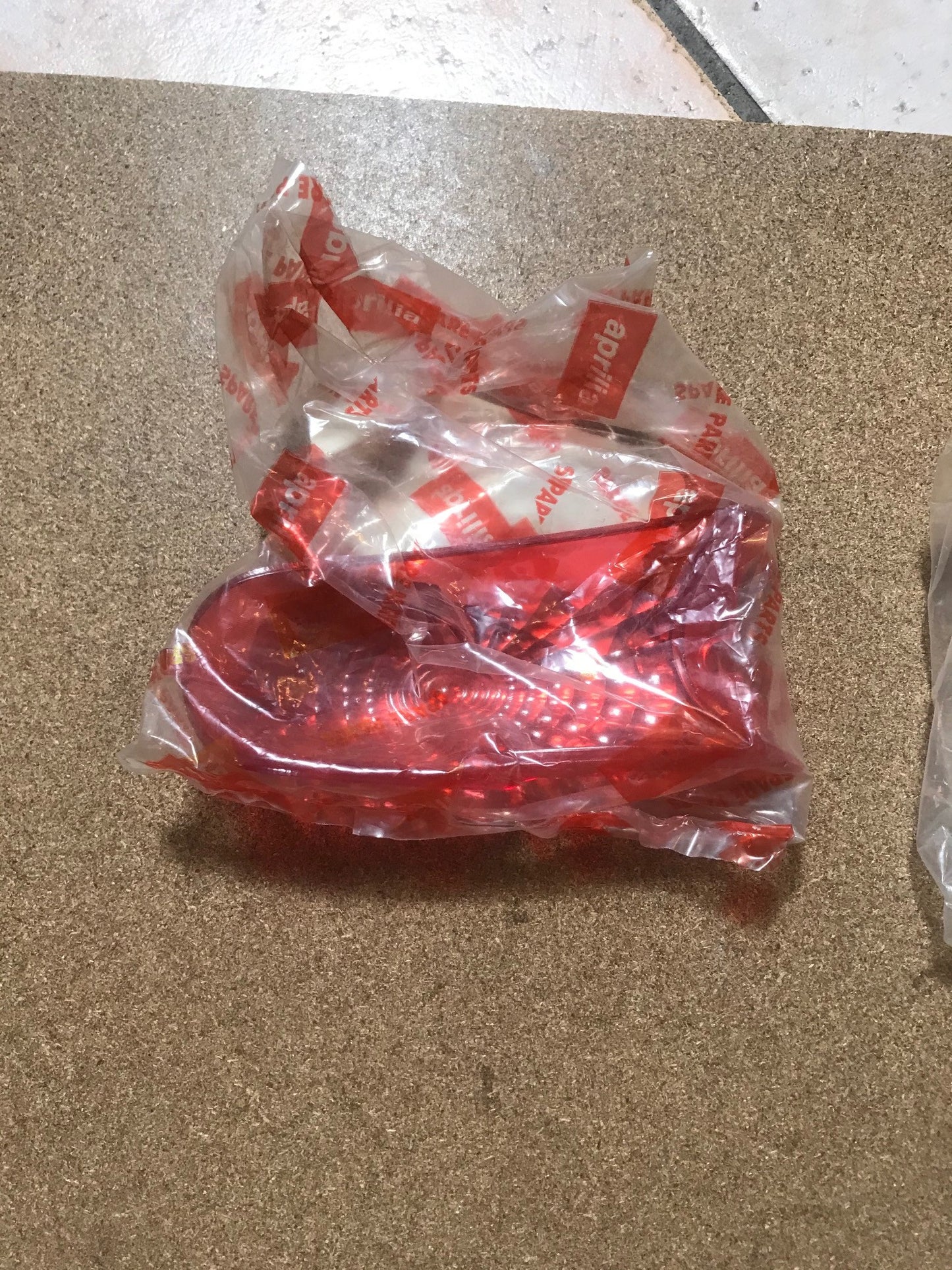 PLASTICA FRECCIA POSTERIORE coppia ORIGINALE APRILIA SCARABEO 50 100 AP8224435/6